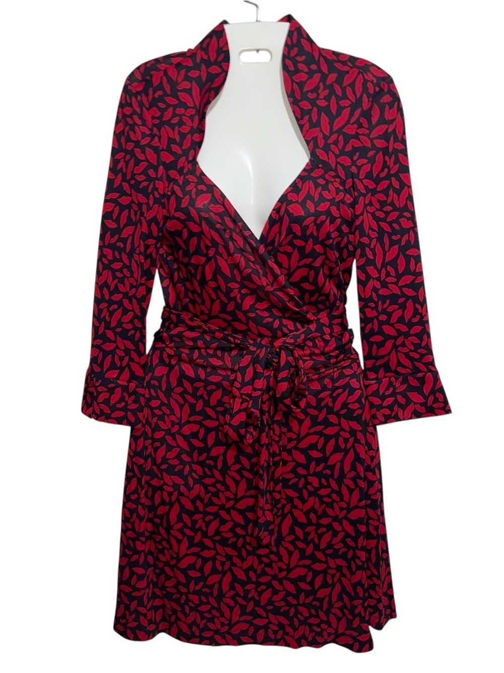 Diane Von Furstenberg Dress Womens Size 8 Wrap 100% Silk Red/ Black Lips Print